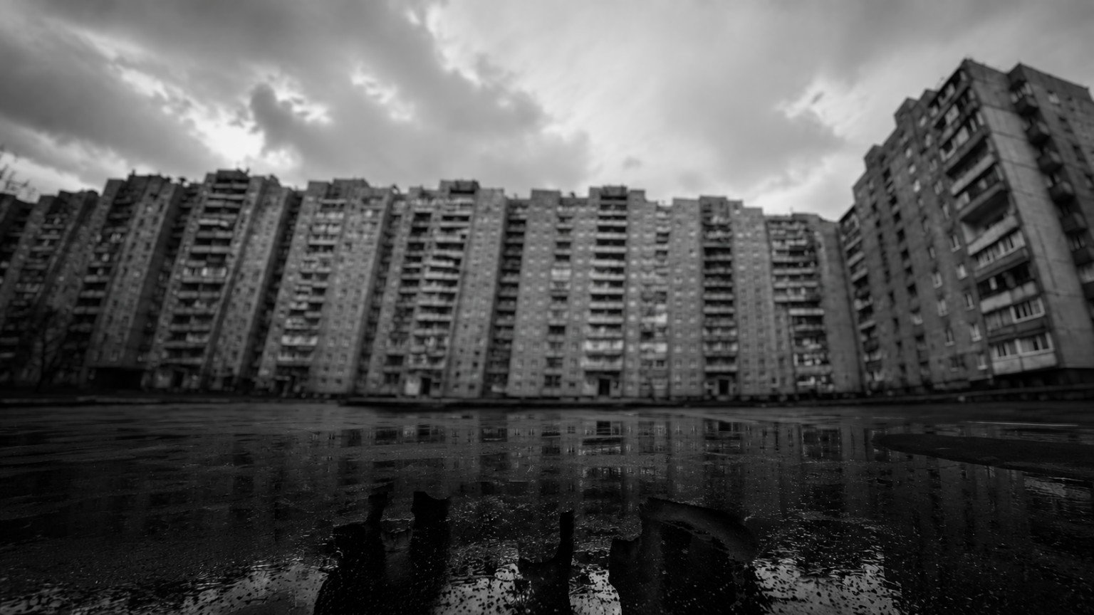 Панельные дома после дождя